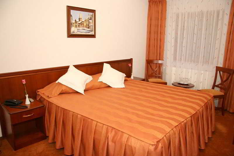 Hotel Reina 3*